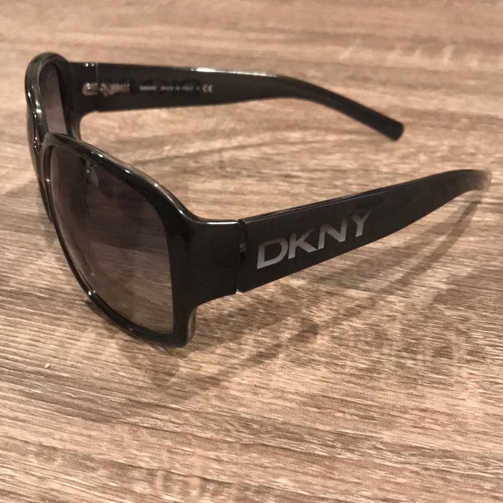 DKNY sunglasses DY 4069